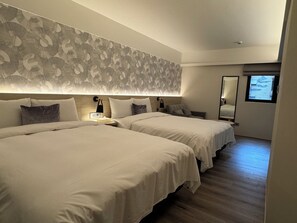 Tomannsrom – deluxe, 2 dobbeltsenger | Dundyner, minibar (inkludert), safe på rommet og skrivebord