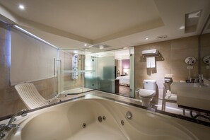 مغطس بمضخات للمياه