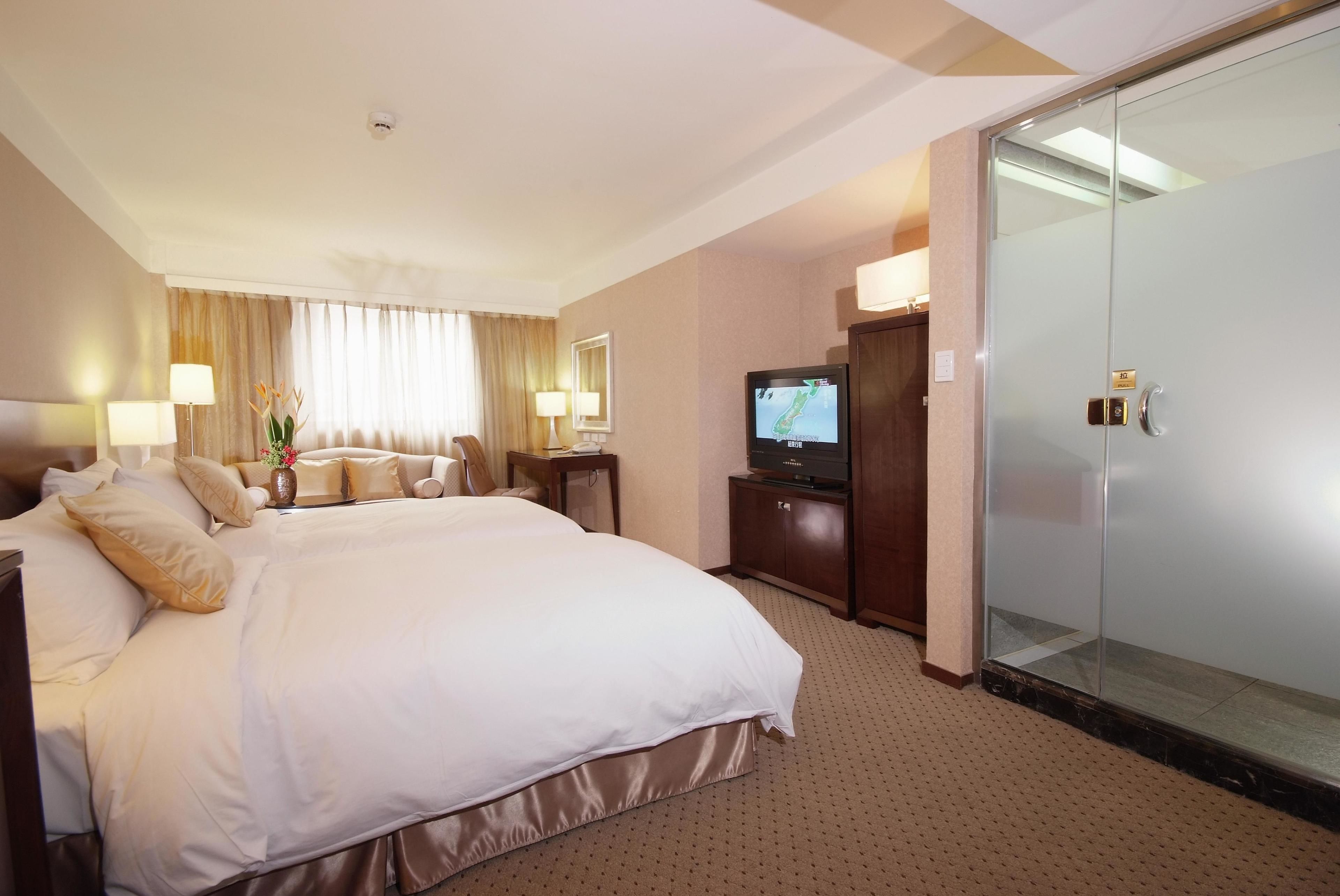 standard twin room, 2 single beds | down duvets, free minibar, in-room safe, desk