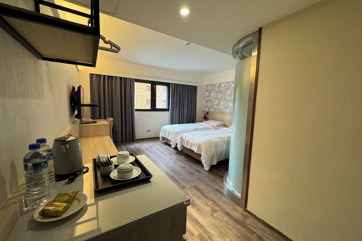 standard twin room, 2 single beds | down duvets, free minibar, in-room safe, desk