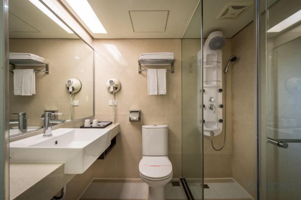 Baño | Ducha, artículos de higiene personal gratuitos y secador de pelo