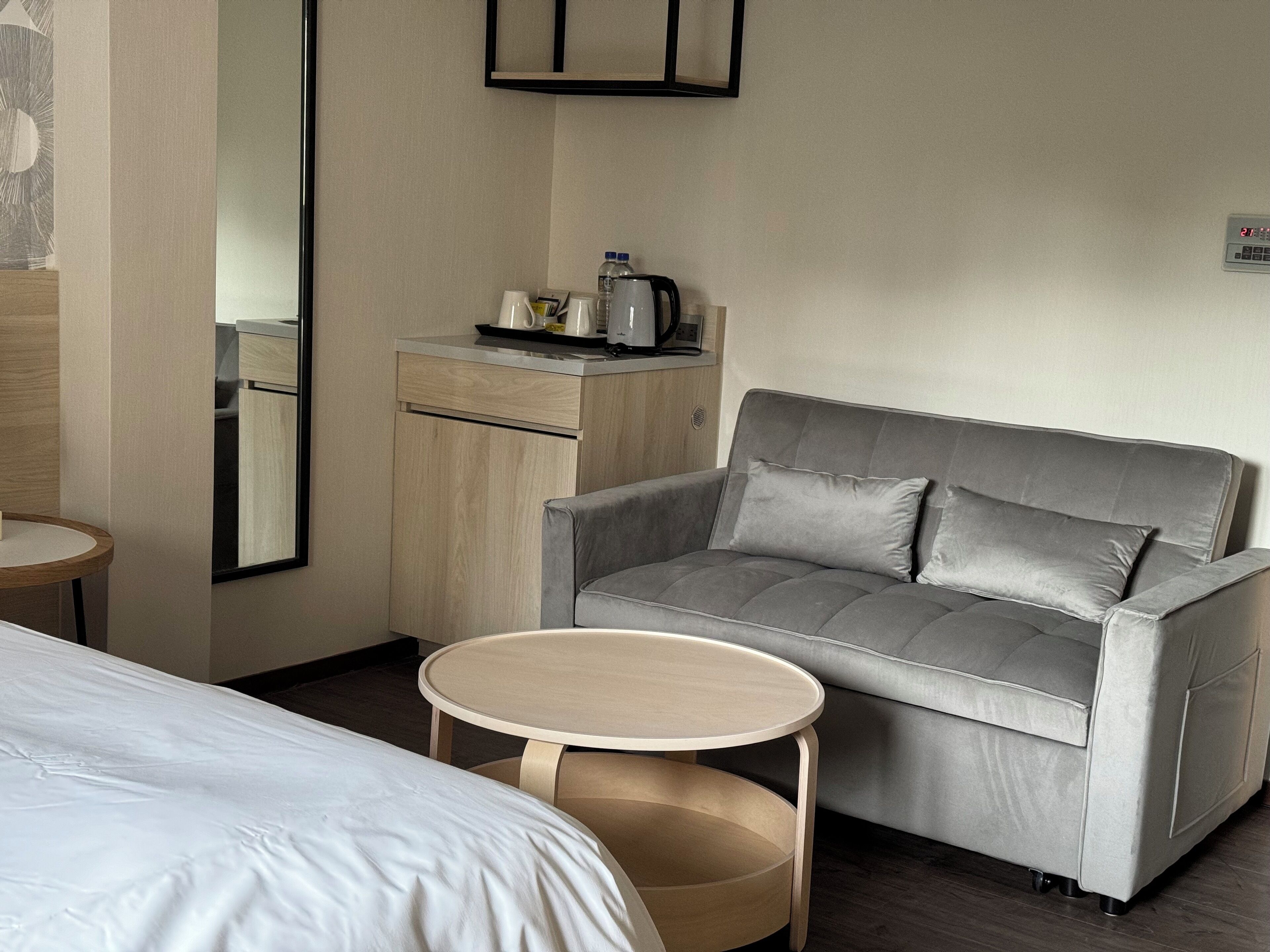 premier room, 1 king bed, bathtub (vip king) | down duvets, free minibar, in-room safe, desk