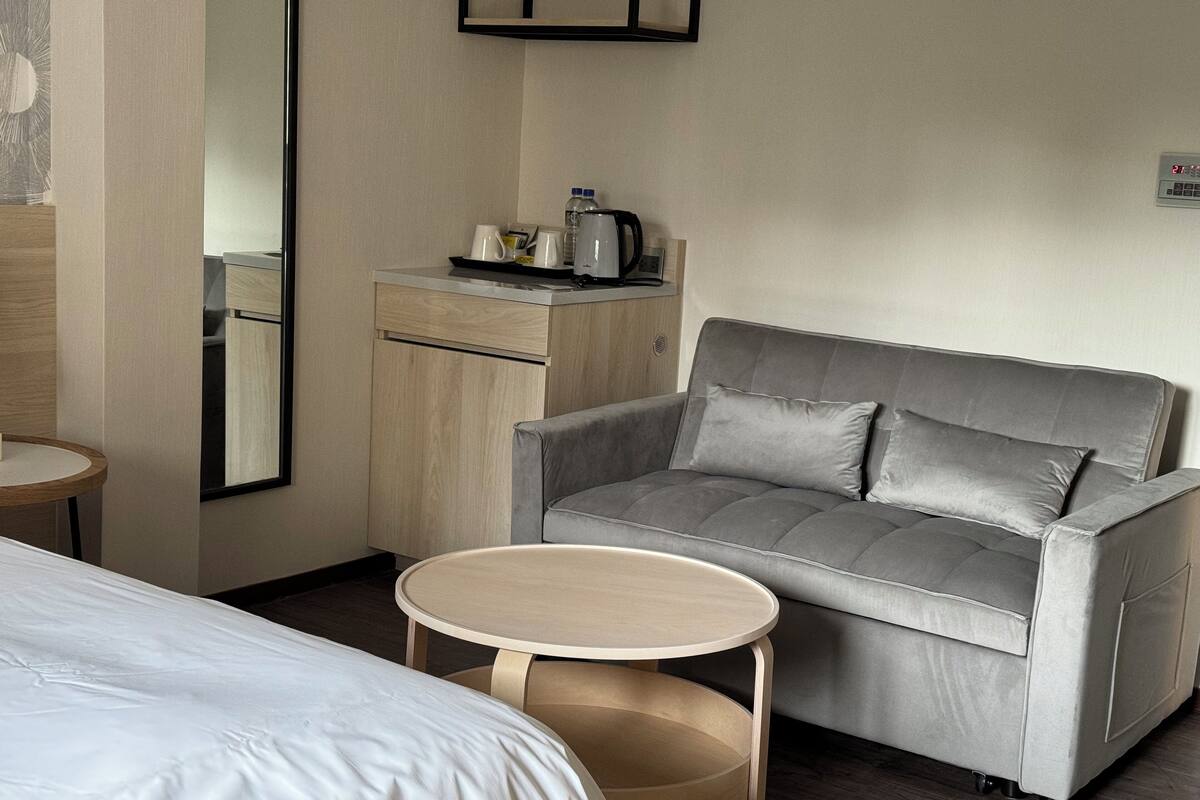 premier room, 1 king bed, bathtub (vip king) | down duvets, free minibar, in-room safe, desk