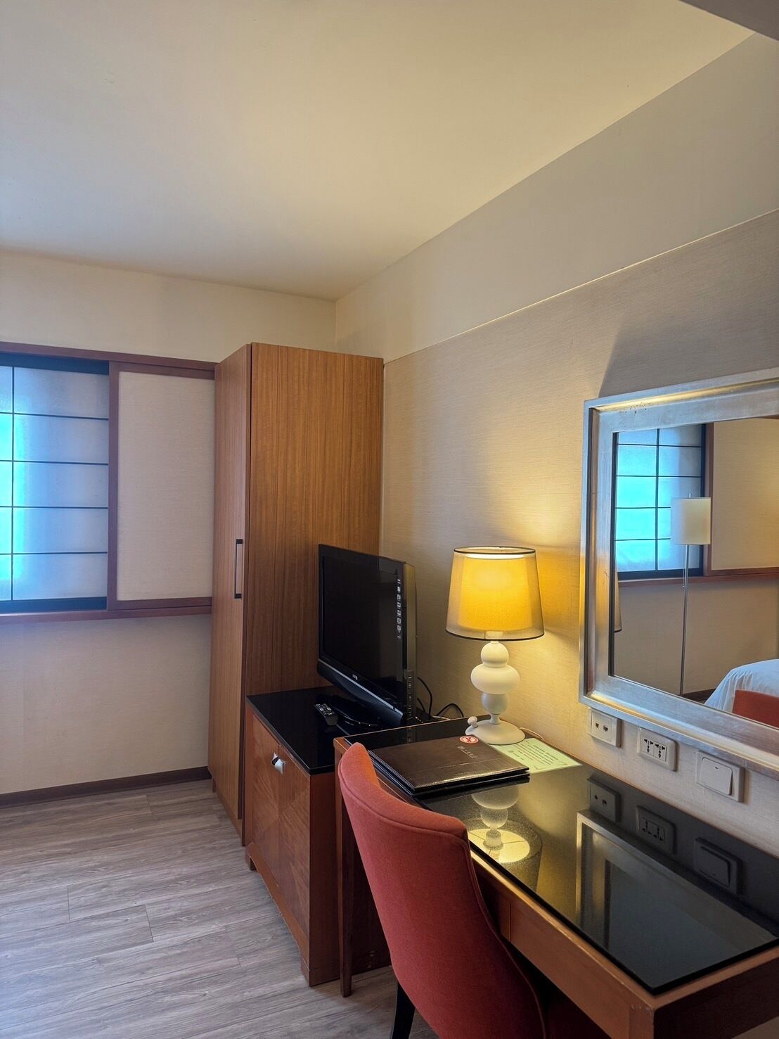 standard double room | down duvets, free minibar, in-room safe, desk