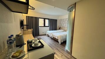 Kamar Twin Standar, 2 Tempat Tidur Twin | Selimut bulu angsa, minibar gratis, brankas, dan meja kerja