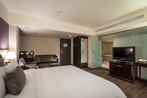 Premier Room, 1 King Bed, Bathtub (VIP King) | Down comforters, free minibar, in-room safe, desk - Delight Hotel (Taipei)