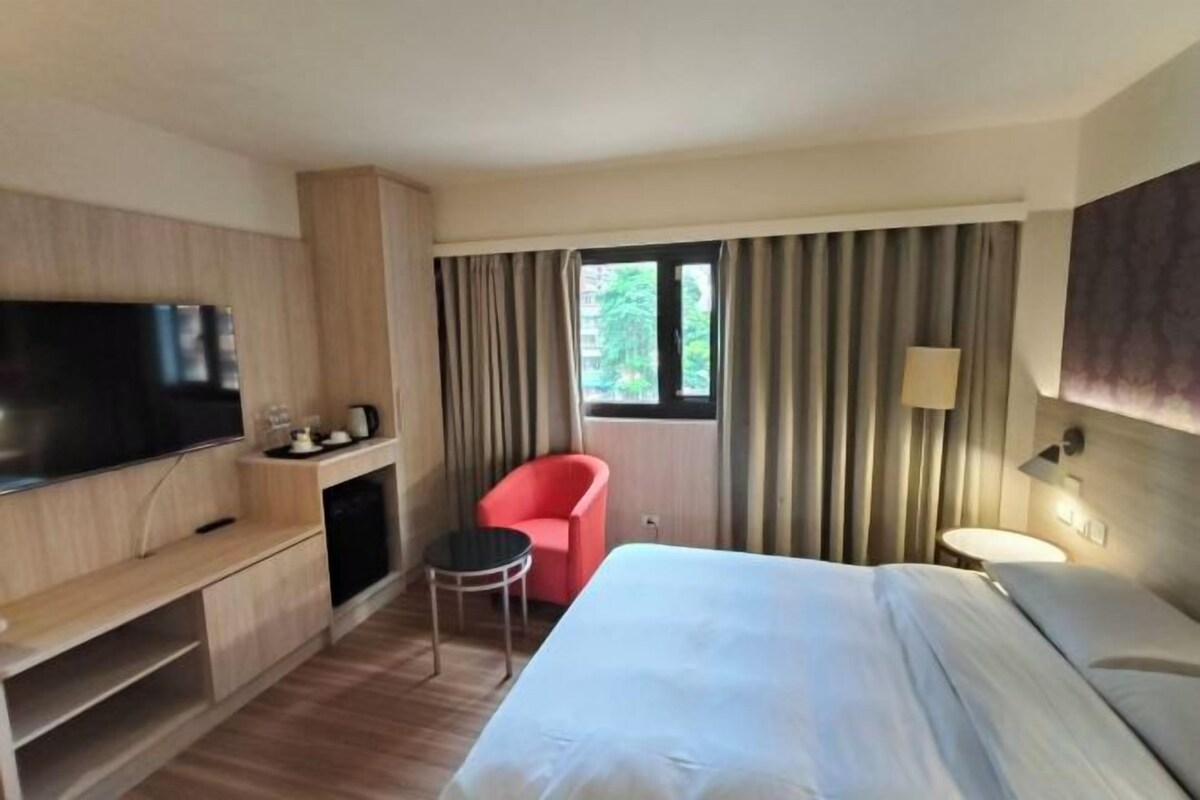 Down comforters, minibar (free items), in-room safe, desk