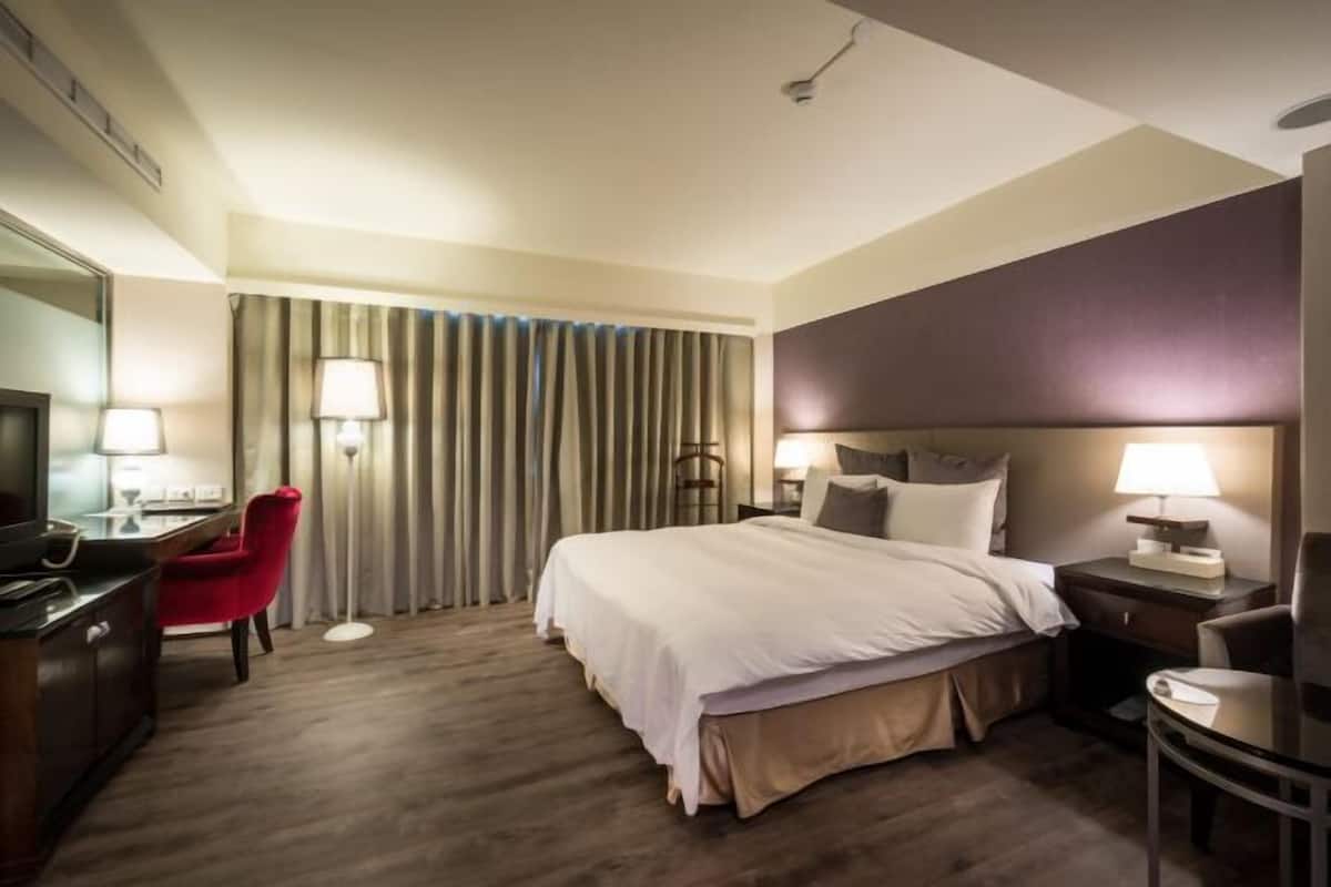 Down duvets, free minibar, in-room safe, desk