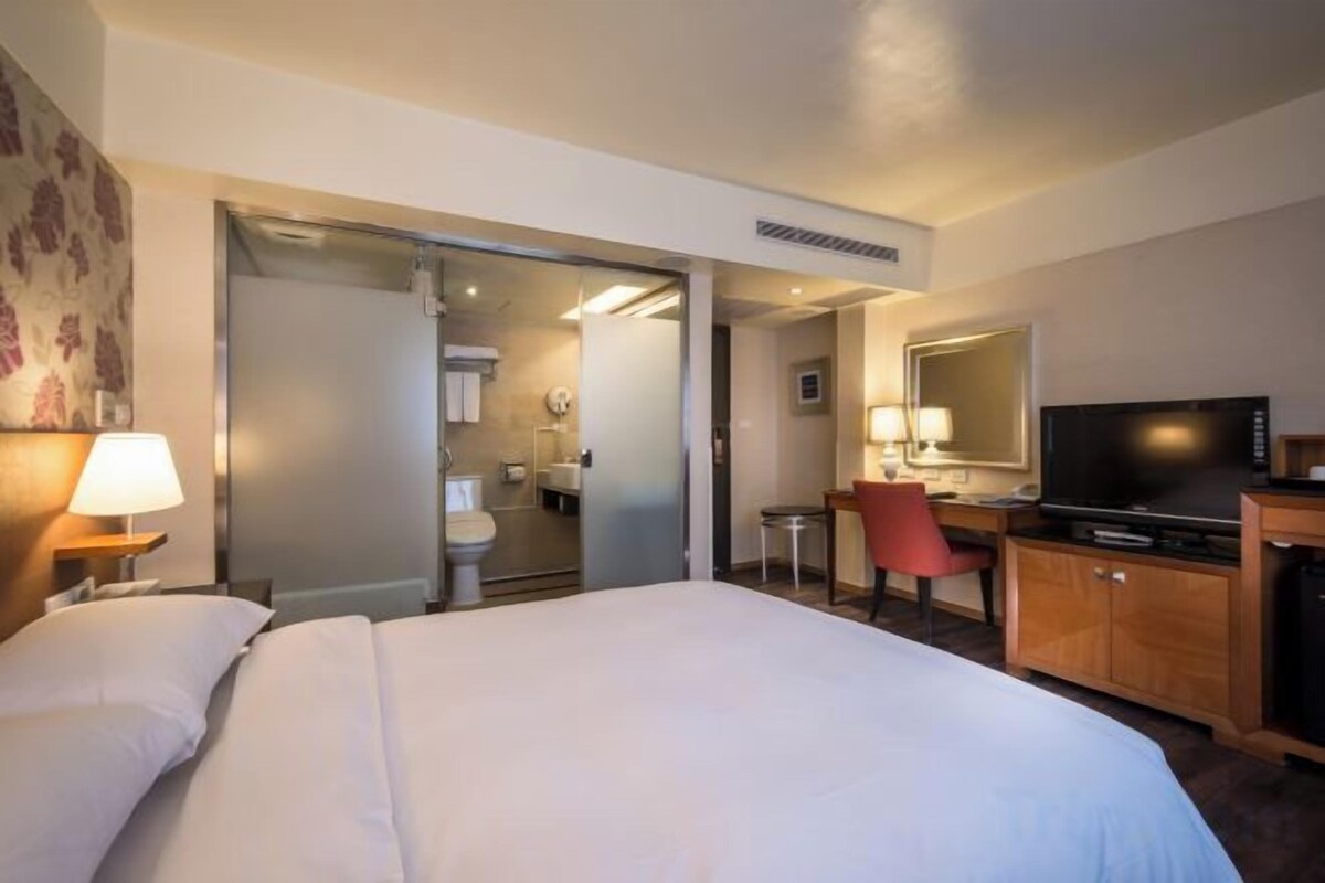 Couette en duvet, articles de minibar gratuits, coffre-fort, bureau