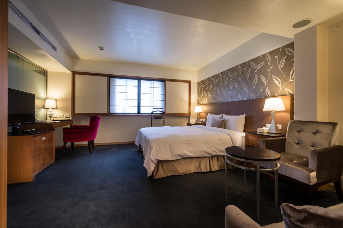 premier room, 1 king bed, bathtub (vip king) | down duvets, free minibar, in-room safe, desk