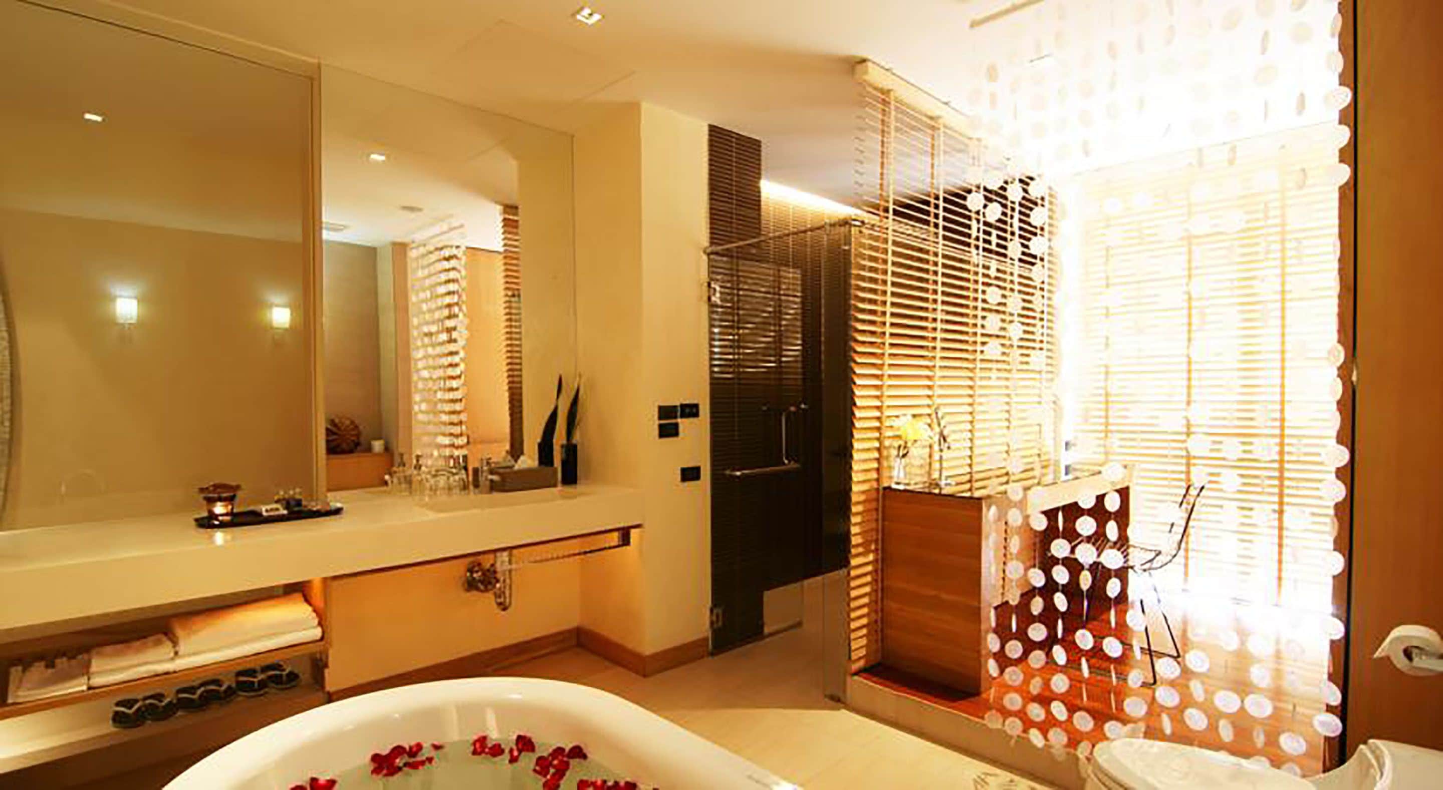 Deluxe Room, Partial Sea View | Bathroom | Free toiletries, hair dryer, bathrobes, slippers