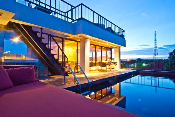 Outdoor pool, pool umbrellas, sun loungers