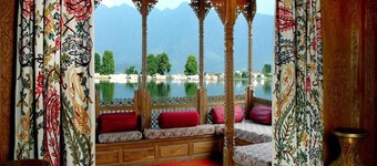 WelcomHeritage Gurkha Houseboats