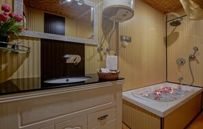 Suíte, 1 cama Queen | Banheiro | Chuveiro com efeito de chuva, produtos de toalete de grife