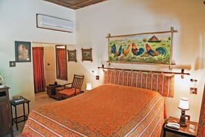 Småhus | Safe på rommet, skrivebord, blendingsgardiner og strykejern/-brett