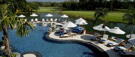 Utomhuspool, cabanor (tilläggsavgift) och parasoller