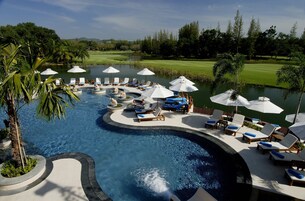 Piscina interna, piscina externa, barracas, guarda-sóis