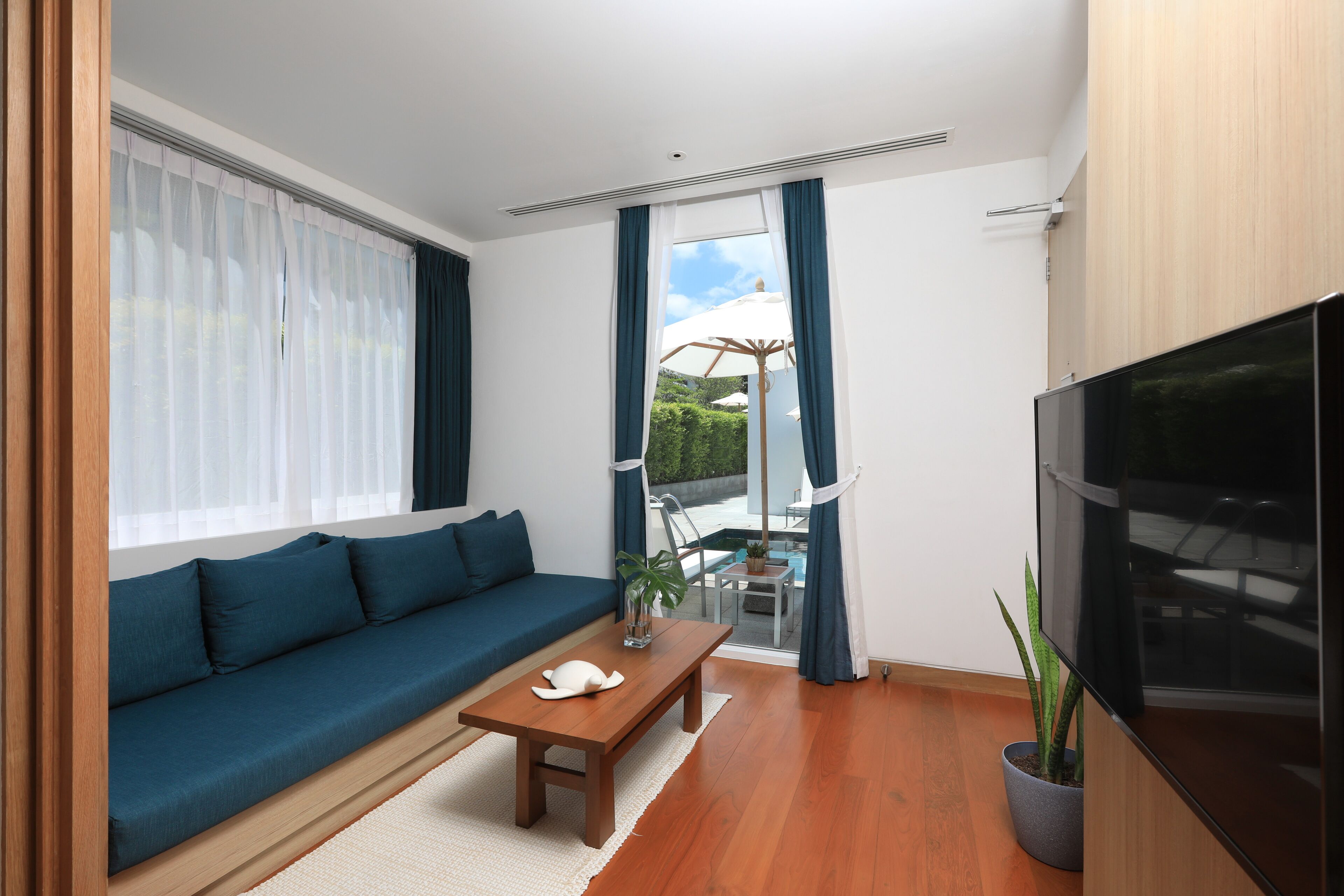 Atrium Pool Villa | Vardagsrum | 32-tums LCD-tv med satellitkanaler och tv