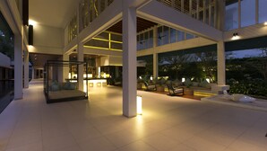 Amplio espacio interior con zona de estar central, varios niveles y grandes ventanales, todo ello en un ambiente luminoso.