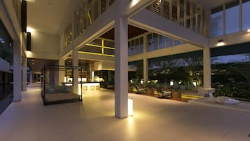 Coin salon dans le hall