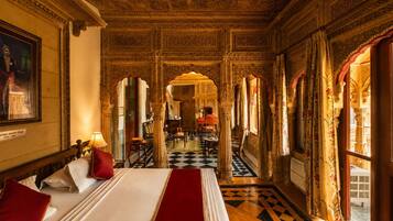 Suite Surya Mahal | Ropa de cama de alta calidad, edredones de plumas, minibar y caja fuerte