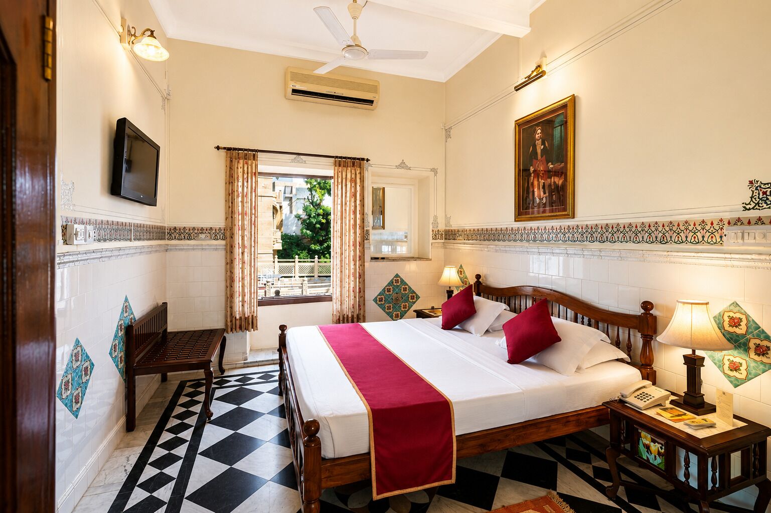 Une chambre d’hôtel avec un lit, un bureau, une chaise, une télévision et un balcon avec vue.