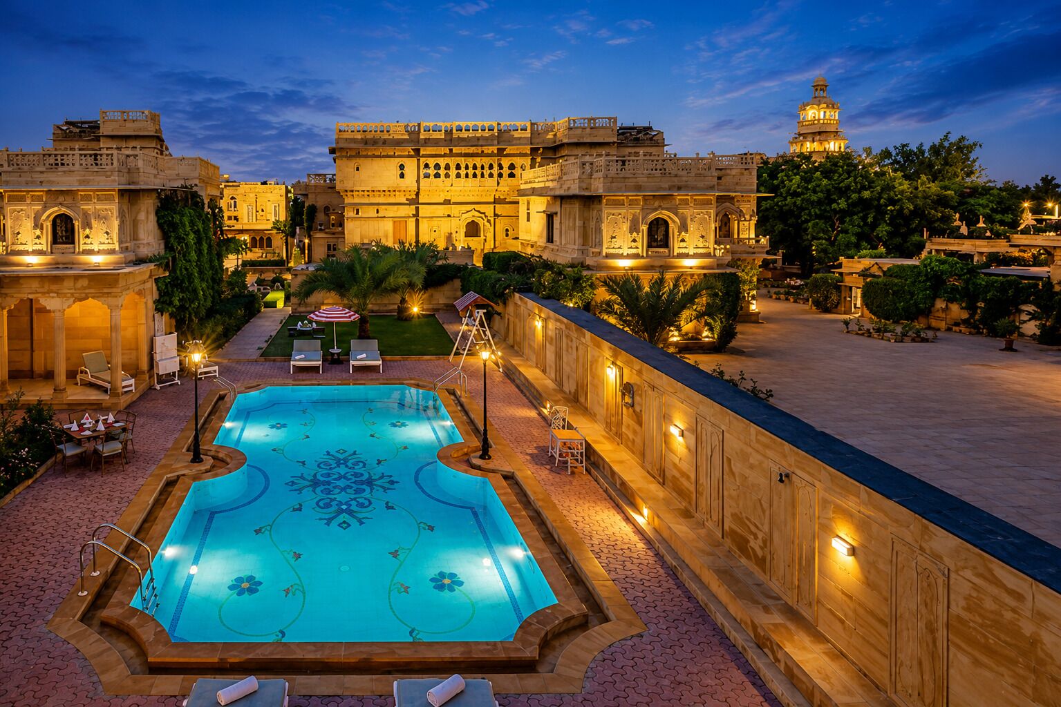 Una piscina al aire libre