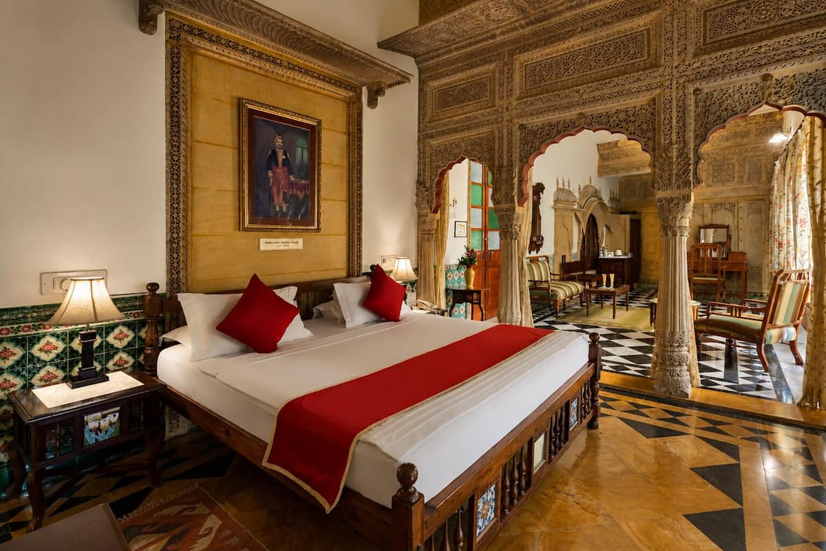 Suite Surya Mahal | Ropa de cama de alta calidad, edredones de plumas, minibar y caja fuerte