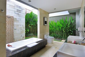 Junior-Suite | Badezimmer | Badewanne und Dusche (separat), Komfortbadewanne, Regendusche