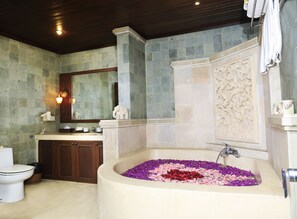 Deluxe Villa | Bathroom | Separate bathtub and shower, free toiletries, hair dryer, towels