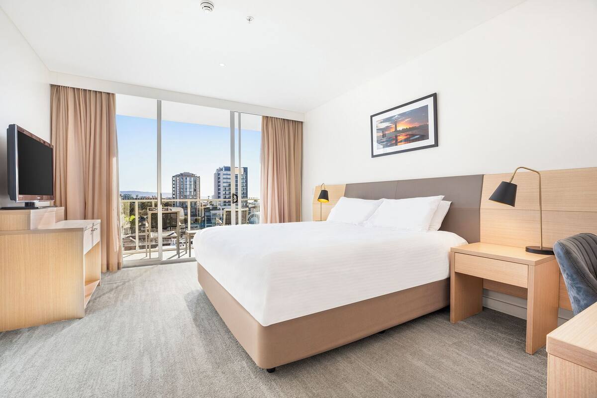 Suite Keluarga, 1 Tempat Tidur King dengan tempat tidur Sofa, balkon | Seprai premium, bantalan ekstra lembut, brankas, dan meja kerja