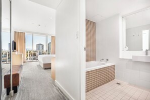 Perhesviitti, 1 suuri parisänky ja vuodesohva, parveke | Kylpyhuone | Suihku, ympäristöystävälliset hygieniatuotteet, hiustenkuivaaja