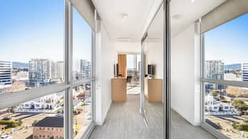 Quarto solteiro executivo, 2 camas Queen, sacada | Vista para a cidade