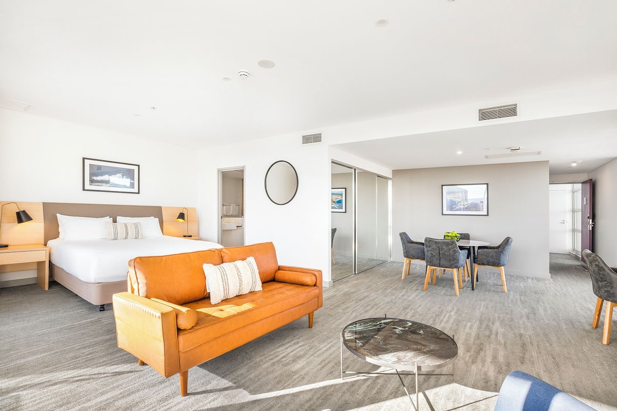Suite Khas, 1 Tempat Tidur King, balkon (Sage Suite) | Seprai premium, bantalan ekstra lembut, brankas, dan meja kerja