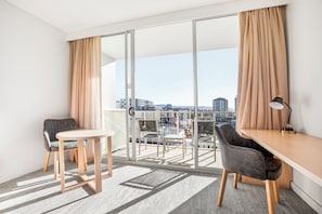 Executive Single Room, 1 King Bed, Balcony | Premium bedding, pillow-top beds, in-room safe, desk