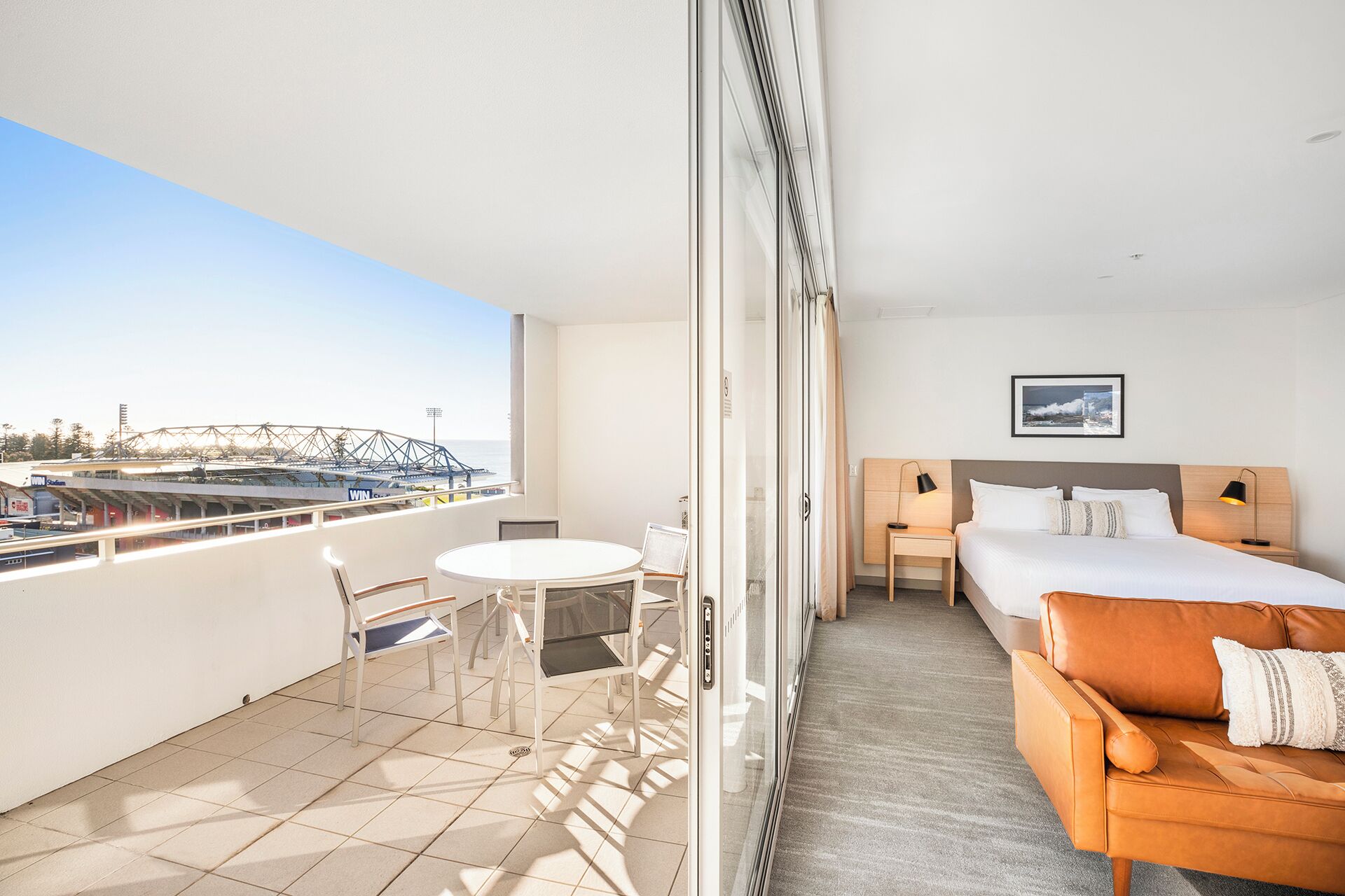 시그니처 스위트, 킹사이즈침대 1개, 발코니 (Sage Suite) | 고급 침구, 필로우탑 침대, 객실 내 금고, 책상