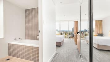 Executive Single Room, 1 King Bed, Balcony | Premium bedding, pillowtop beds, in-room safe, desk