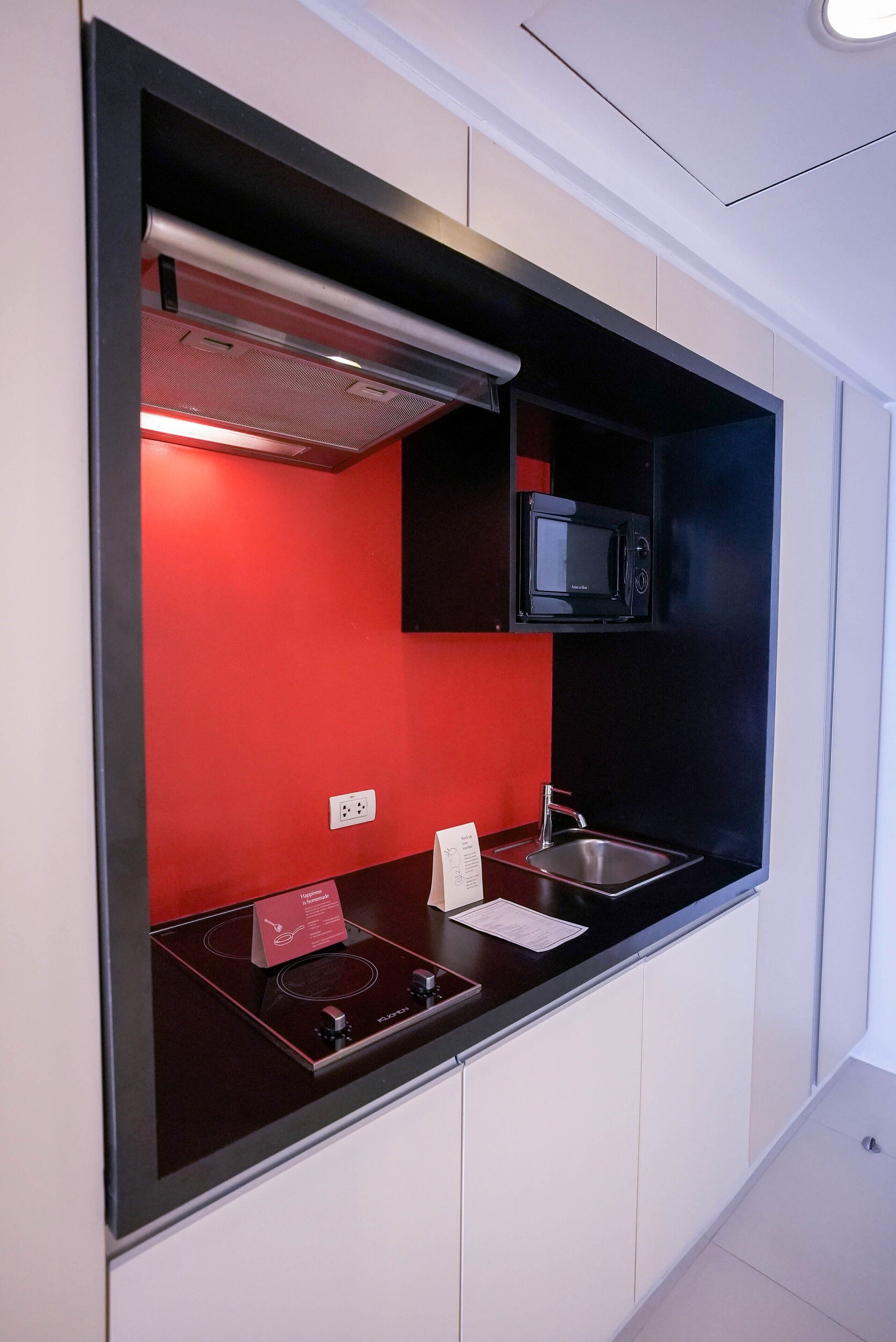 malaga studio | private kitchen | fridge, microwave, stovetop, electric kettle