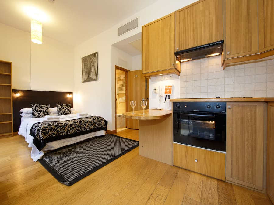 Ropa de cama de alta calidad y caja de seguridad en la habitación