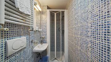Studio Superior (Budget) | Kamar mandi | Shower, perlengkapan mandi gratis, pengering rambut, dan handuk