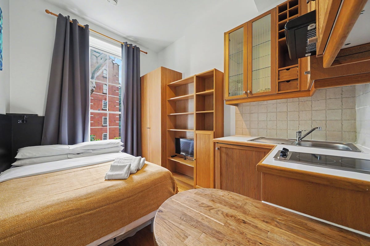 Standard Studio, Balcony