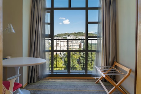 Room, 1 King Bed, city view | City view. Hilton Garden Inn Lijiang