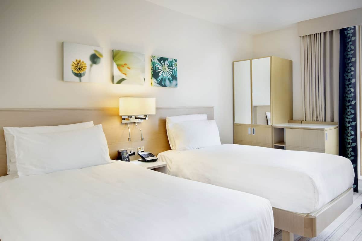 Habitación con 2 camas individuales, 2 camas individuales | Ropa de cama de alta calidad y caja de seguridad en la habitación
