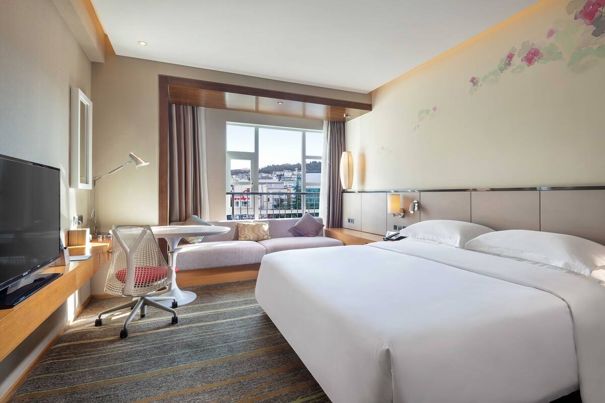 king room, room, 1 king bed | premium bedding, in-room safe, desk, laptop workspace