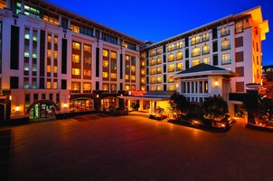 Konaklama yerinin ön cephesi - akşam/gece