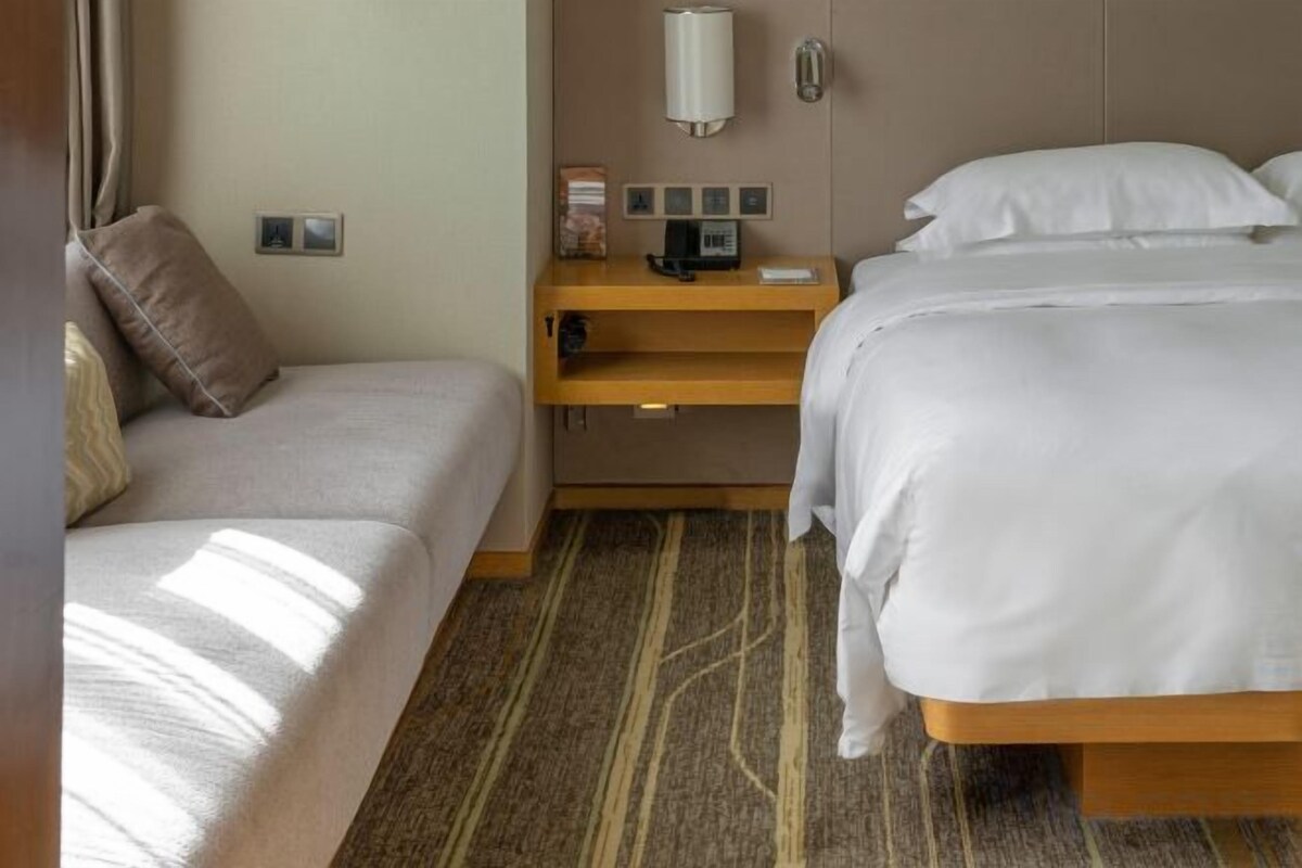 Premium bedding, in-room safe, desk, laptop workspace