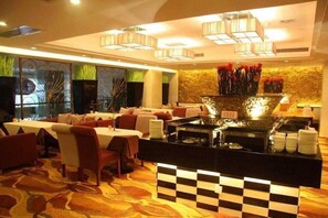 2 restaurantes, é servido almoço
