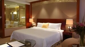 Premium bedding, down comforters, memory foam beds, minibar - Ying Ge Hai Holiday (Guangzhou)