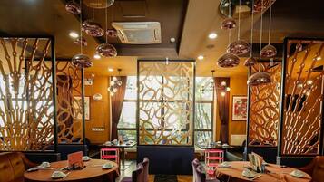 2 restaurantes; se sirven comidas