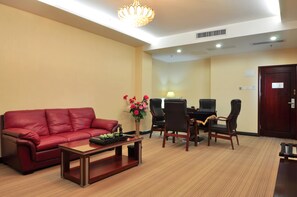 Executive-Suite, Gartenblick | Wohnzimmer | 32-Zoll-LCD-Fernseher mit Satellitenempfang, Fernseher